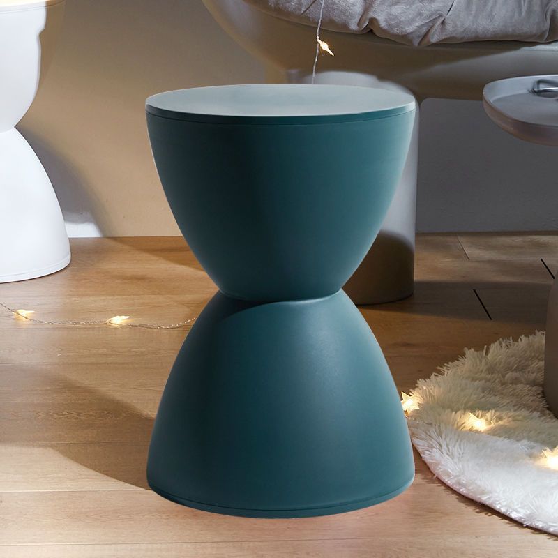 Moderner minimalistischer langer ovaler Hocker aus Samtstoff mit Stahlrahmen für das Wohnzimmer 