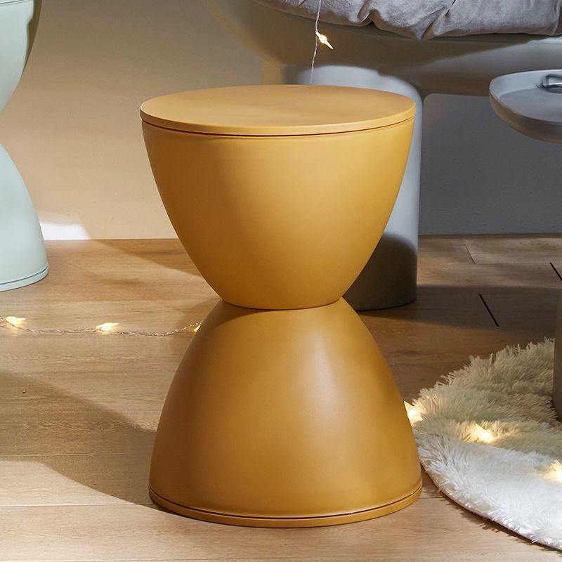 Moderner minimalistischer langer ovaler Hocker aus Samtstoff mit Stahlrahmen für das Wohnzimmer 