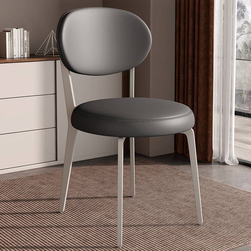 Chaise de salle à manger moderne de luxe en cuir courbé carré avec dossier en acier au carbone sans accoudoirs pour salle à manger 