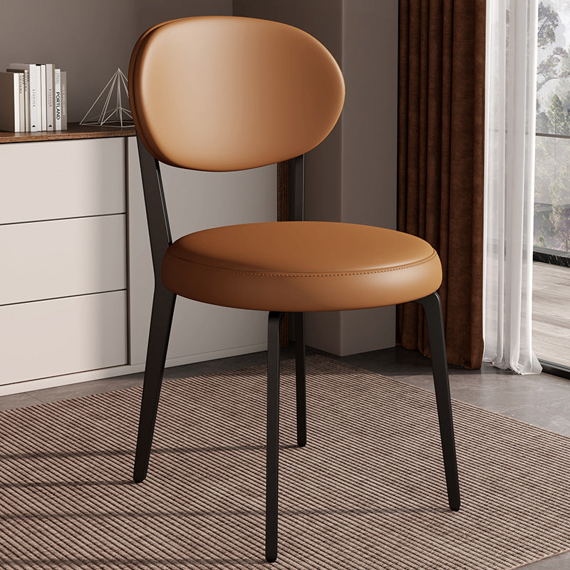 Chaise de salle à manger moderne de luxe en cuir courbé carré avec dossier en acier au carbone sans accoudoirs pour salle à manger 