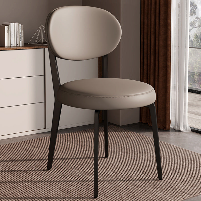 Chaise de salle à manger moderne de luxe en cuir courbé carré avec dossier en acier au carbone sans accoudoirs pour salle à manger 