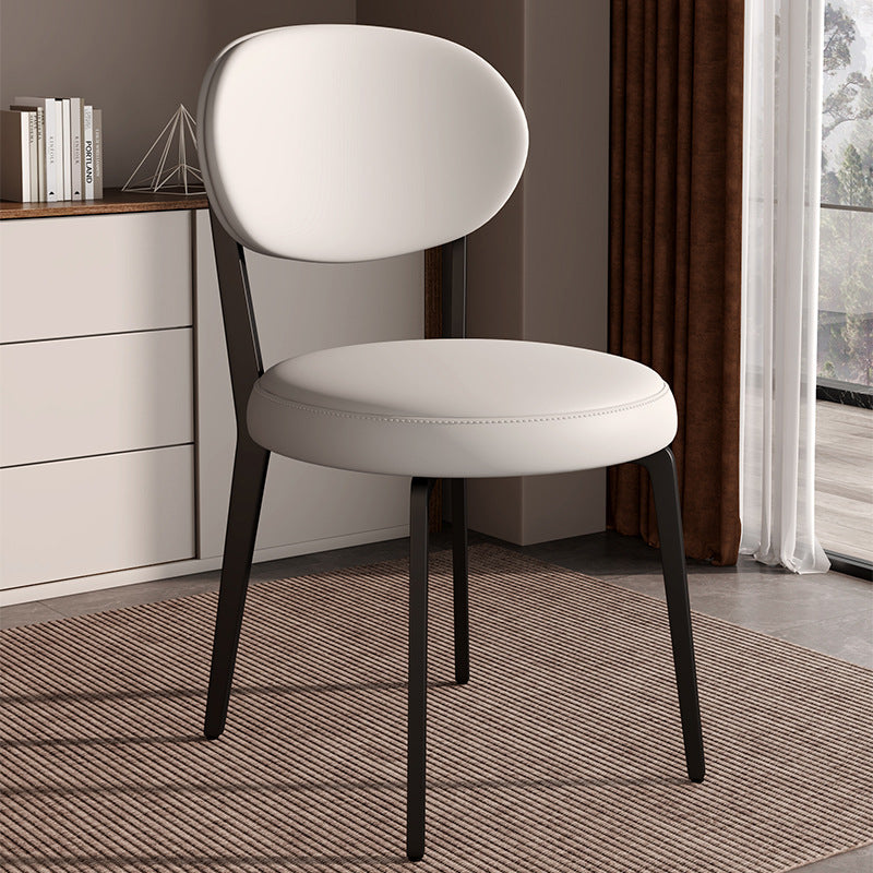 Chaise de salle à manger moderne de luxe en cuir courbé carré avec dossier en acier au carbone sans accoudoirs pour salle à manger 
