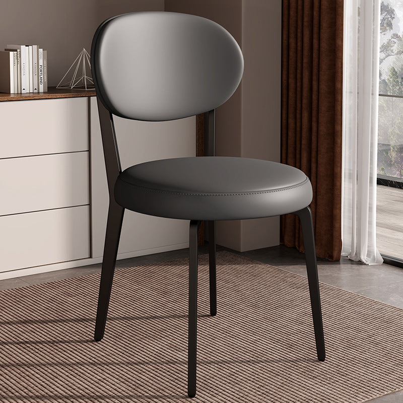 Chaise de salle à manger moderne de luxe en cuir courbé carré avec dossier en acier au carbone sans accoudoirs pour salle à manger 