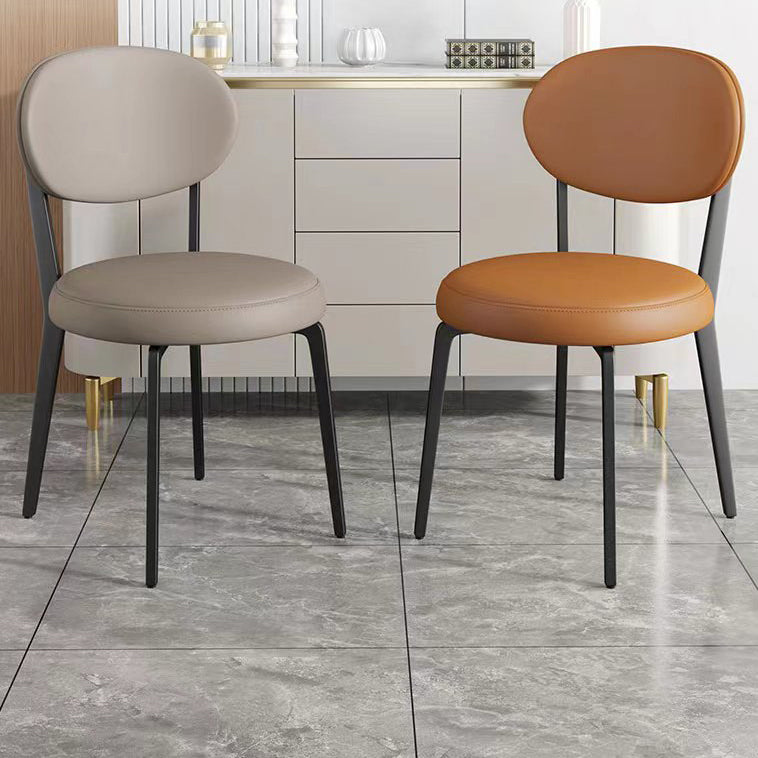 Chaise de salle à manger moderne de luxe en cuir courbé carré avec dossier en acier au carbone sans accoudoirs pour salle à manger 