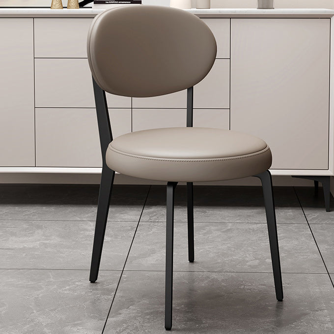 Chaise de salle à manger moderne de luxe en cuir courbé carré avec dossier en acier au carbone sans accoudoirs pour salle à manger 