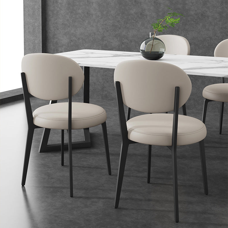 Chaise de salle à manger moderne de luxe en cuir courbé carré avec dossier en acier au carbone sans accoudoirs pour salle à manger 