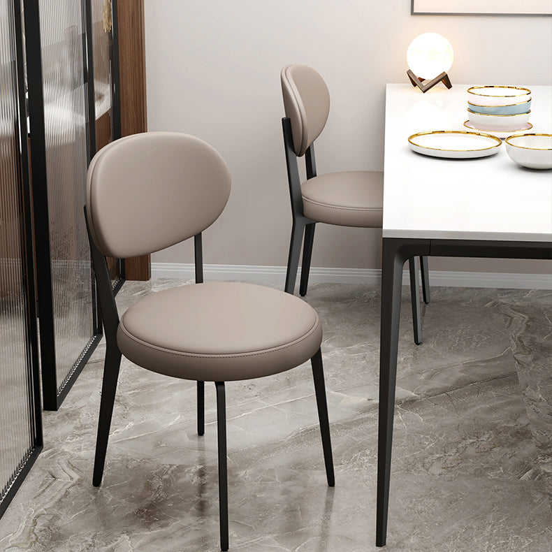 Chaise de salle à manger moderne de luxe en cuir courbé carré avec dossier en acier au carbone sans accoudoirs pour salle à manger 