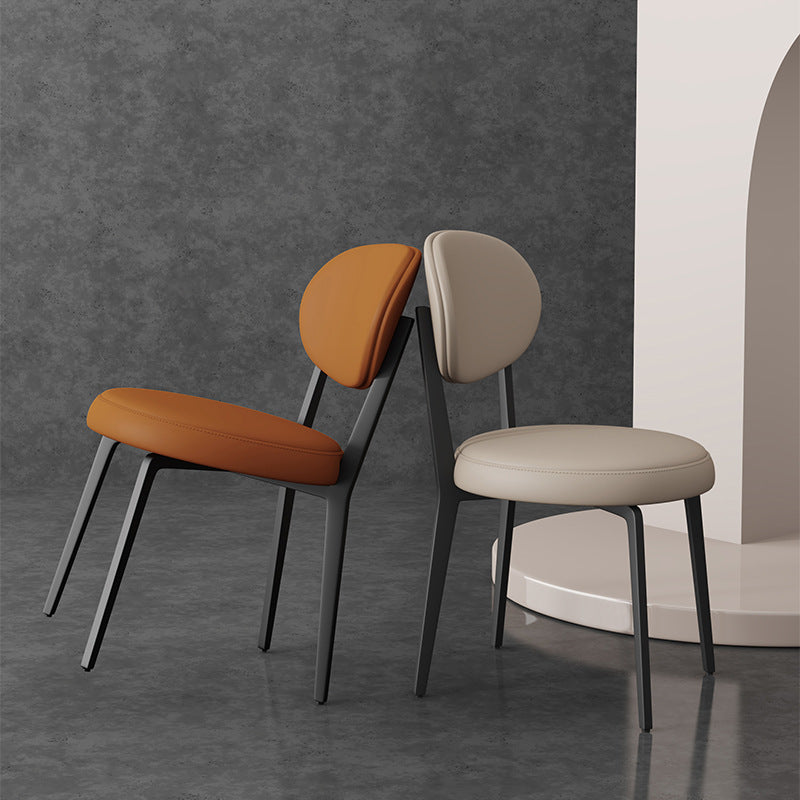Chaise de salle à manger moderne de luxe en cuir courbé carré avec dossier en acier au carbone sans accoudoirs pour salle à manger 