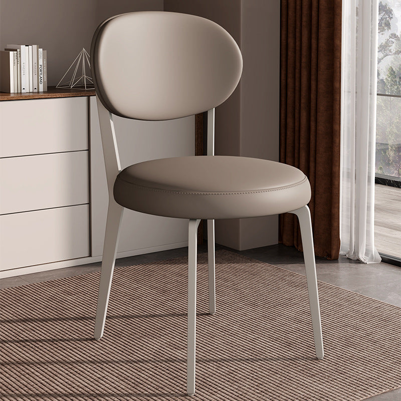 Chaise de salle à manger moderne de luxe en cuir courbé carré avec dossier en acier au carbone sans accoudoirs pour salle à manger 