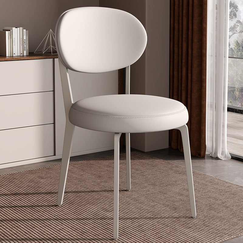 Chaise de salle à manger moderne de luxe en cuir courbé carré avec dossier en acier au carbone sans accoudoirs pour salle à manger 