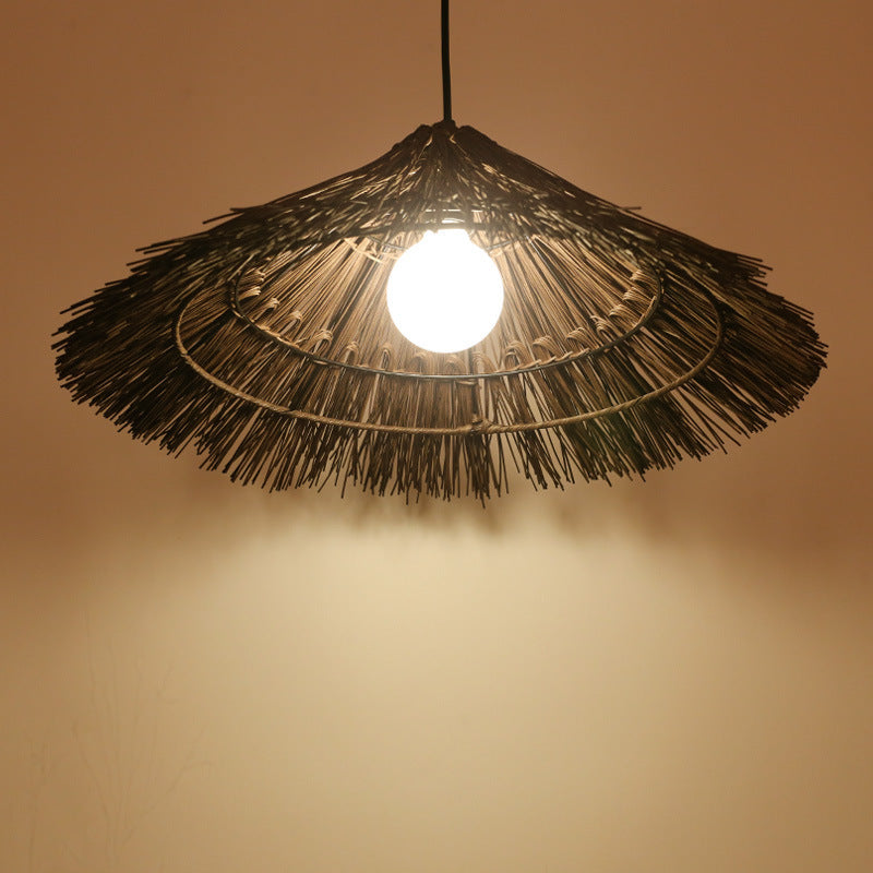 Suspension lumineuse tissée en chapeau conique en rotin métallique rustique traditionnel à 1 lumière pour salon 