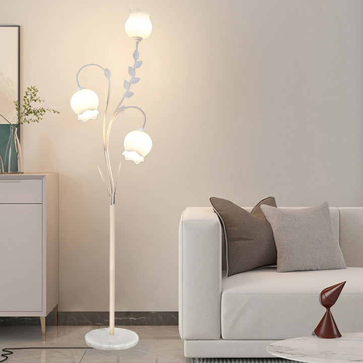 Lampadaire moderne minimaliste en fer en forme de fleur avec trois lumières en verre pour salon 
