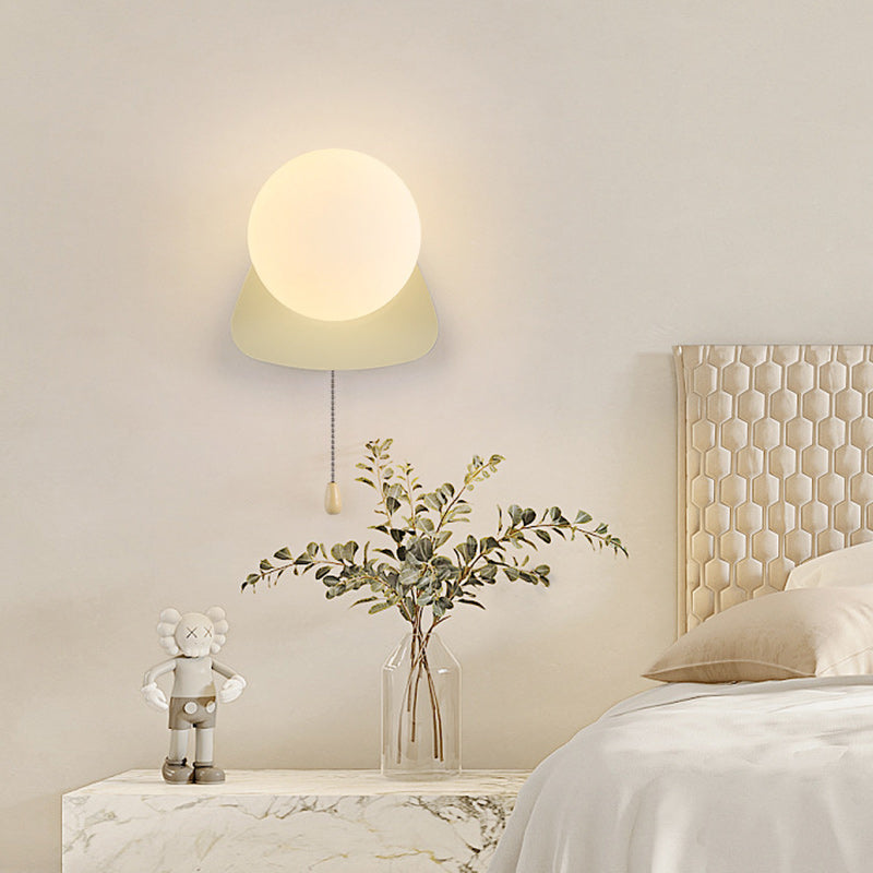 Moderne minimalistische rechteckige kugelförmige runde Eisen-Glas-1-Licht-Wandleuchte für das Schlafzimmer 