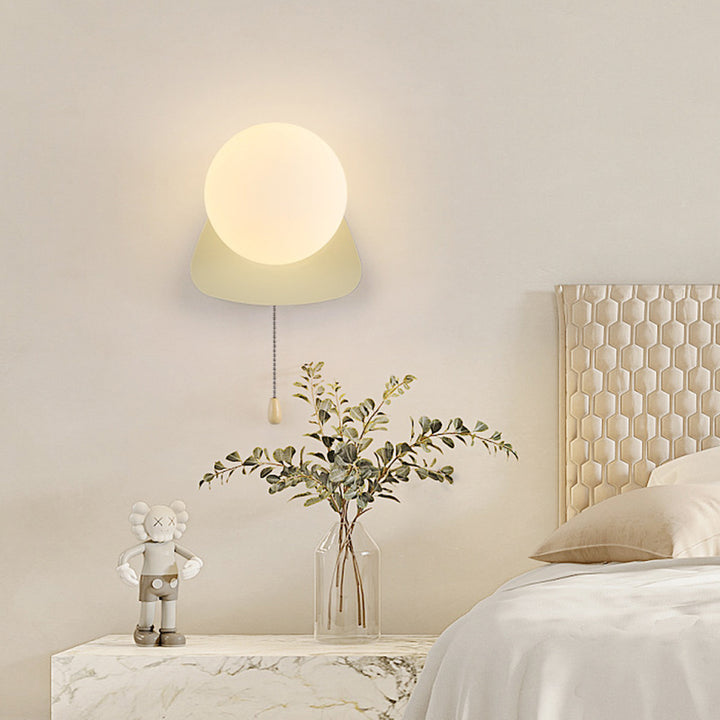 Moderne minimalistische rechteckige kugelförmige runde Eisen-Glas-1-Licht-Wandleuchte für das Schlafzimmer 