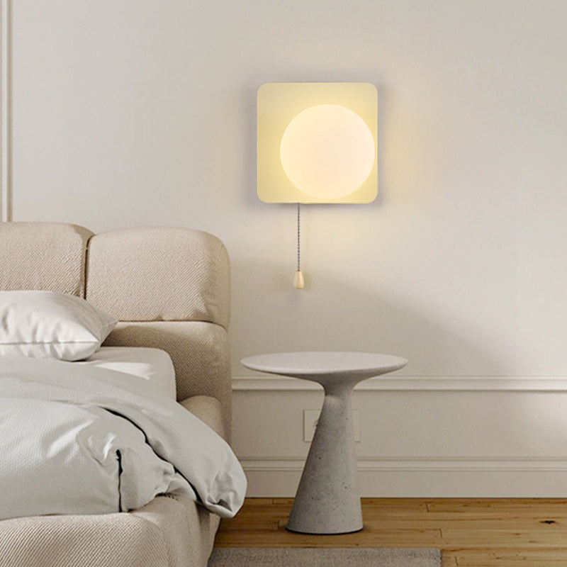 Moderne minimalistische rechteckige kugelförmige runde Eisen-Glas-1-Licht-Wandleuchte für das Schlafzimmer 