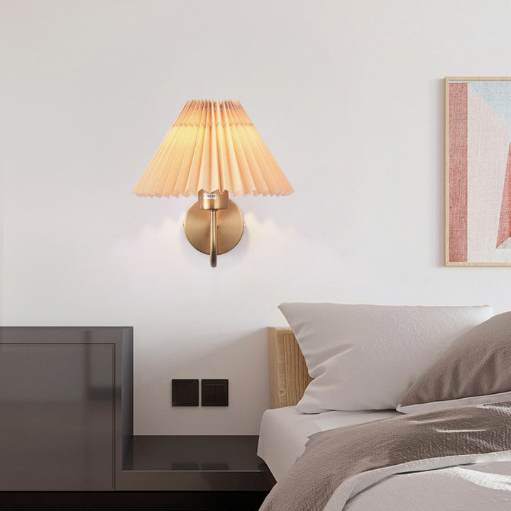 Applique murale moderne minimaliste en tissu pliant en forme de cône rond en fer avec une lumière pour chambre à coucher 