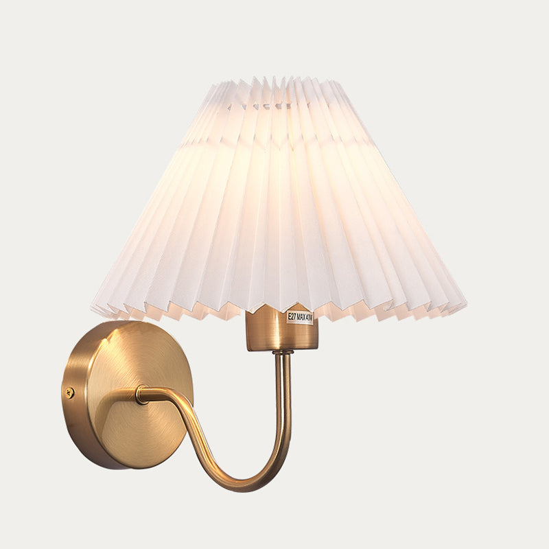 Applique murale moderne minimaliste en tissu pliant en forme de cône rond en fer avec une lumière pour chambre à coucher 