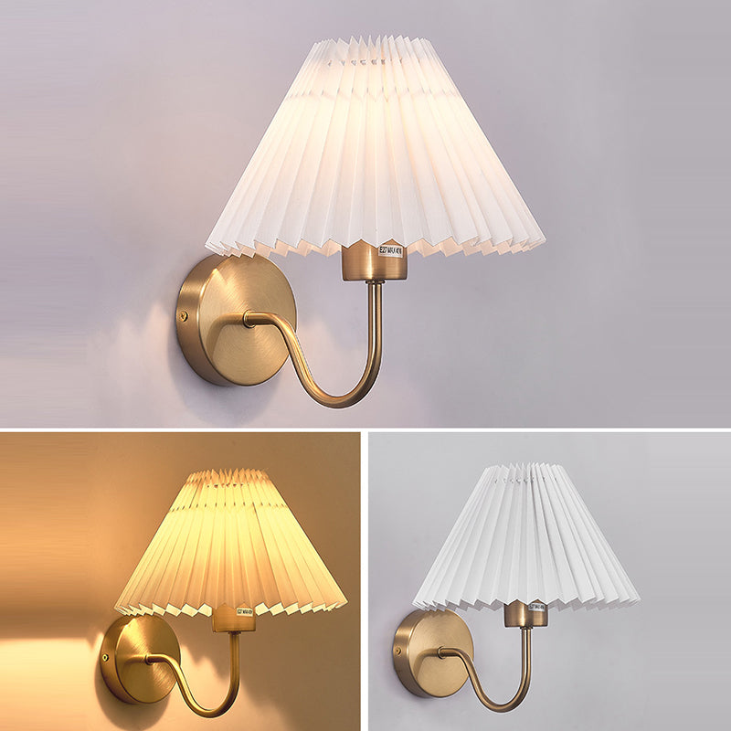 Applique murale moderne minimaliste en tissu pliant en forme de cône rond en fer avec une lumière pour chambre à coucher 