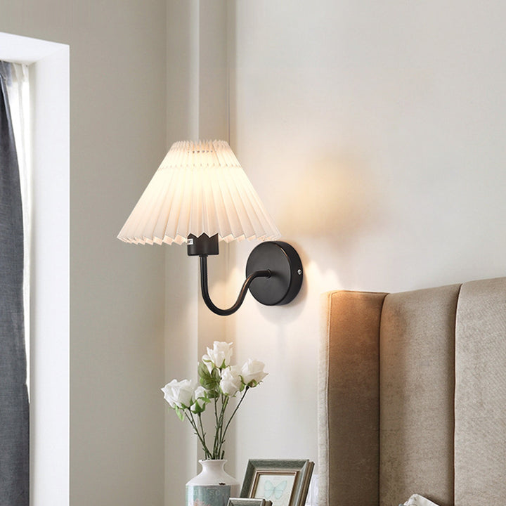 Applique murale moderne minimaliste en tissu pliant en forme de cône rond en fer avec une lumière pour chambre à coucher 
