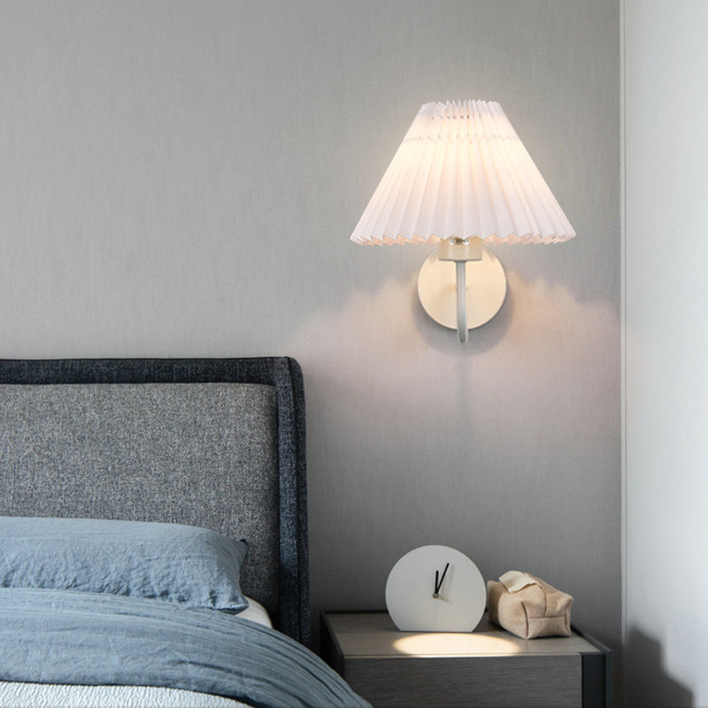 Applique murale moderne minimaliste en tissu pliant en forme de cône rond en fer avec une lumière pour chambre à coucher 
