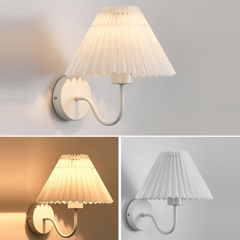 Applique murale moderne minimaliste en tissu pliant en forme de cône rond en fer avec une lumière pour chambre à coucher 