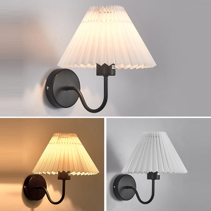Applique murale moderne minimaliste en tissu pliant en forme de cône rond en fer avec une lumière pour chambre à coucher 