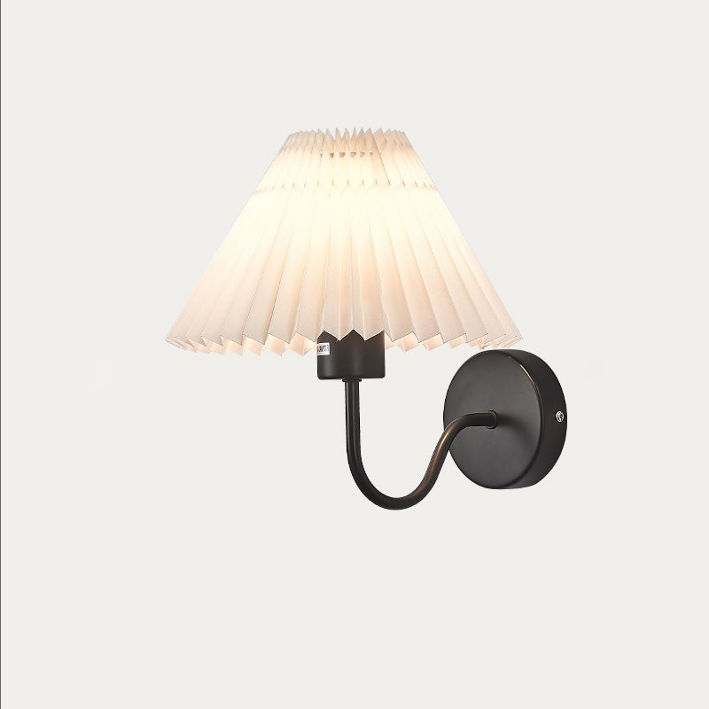 Applique murale moderne minimaliste en tissu pliant en forme de cône rond en fer avec une lumière pour chambre à coucher 