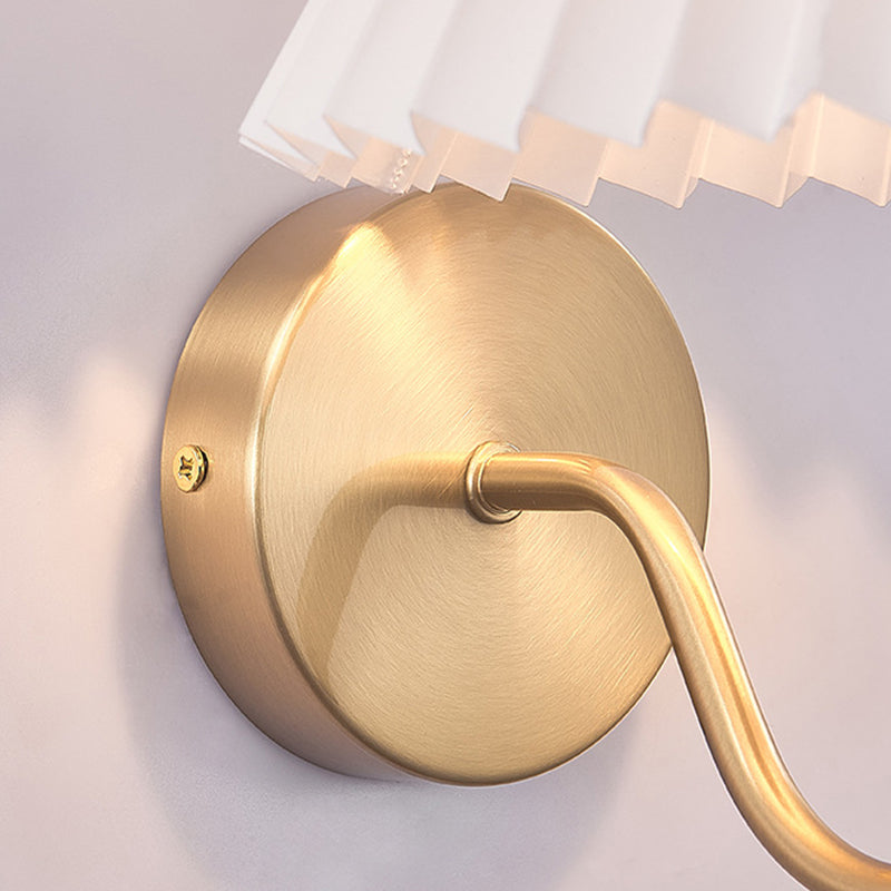 Applique murale moderne minimaliste en tissu pliant en forme de cône rond en fer avec une lumière pour chambre à coucher 