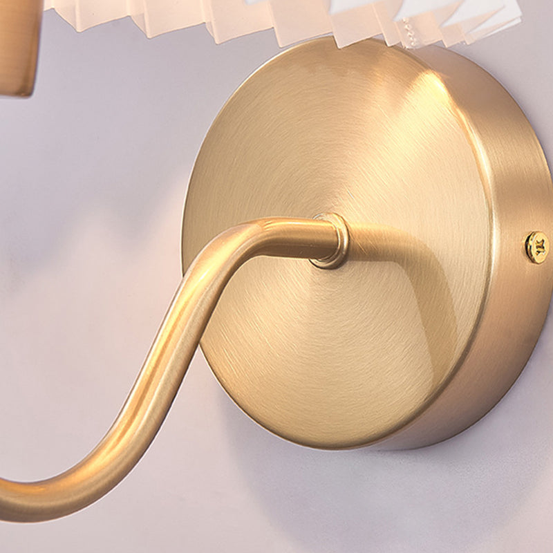 Applique murale moderne minimaliste en tissu pliant en forme de cône rond en fer avec une lumière pour chambre à coucher 