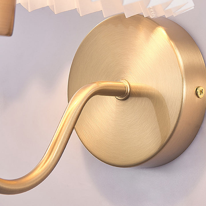Applique murale moderne minimaliste en tissu pliant en forme de cône rond en fer avec une lumière pour chambre à coucher 