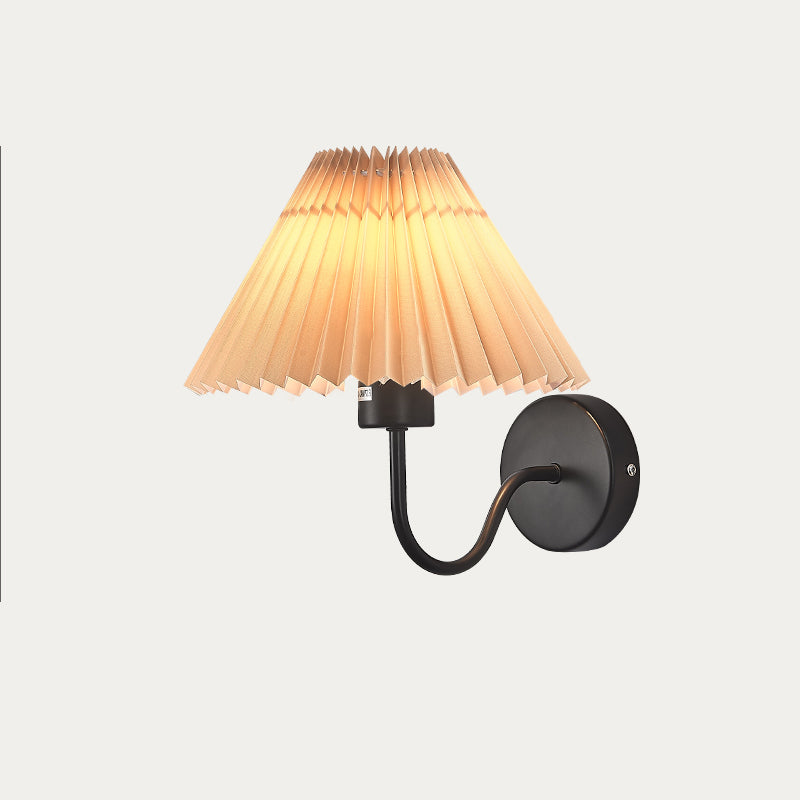 Applique murale moderne minimaliste en tissu pliant en forme de cône rond en fer avec une lumière pour chambre à coucher 