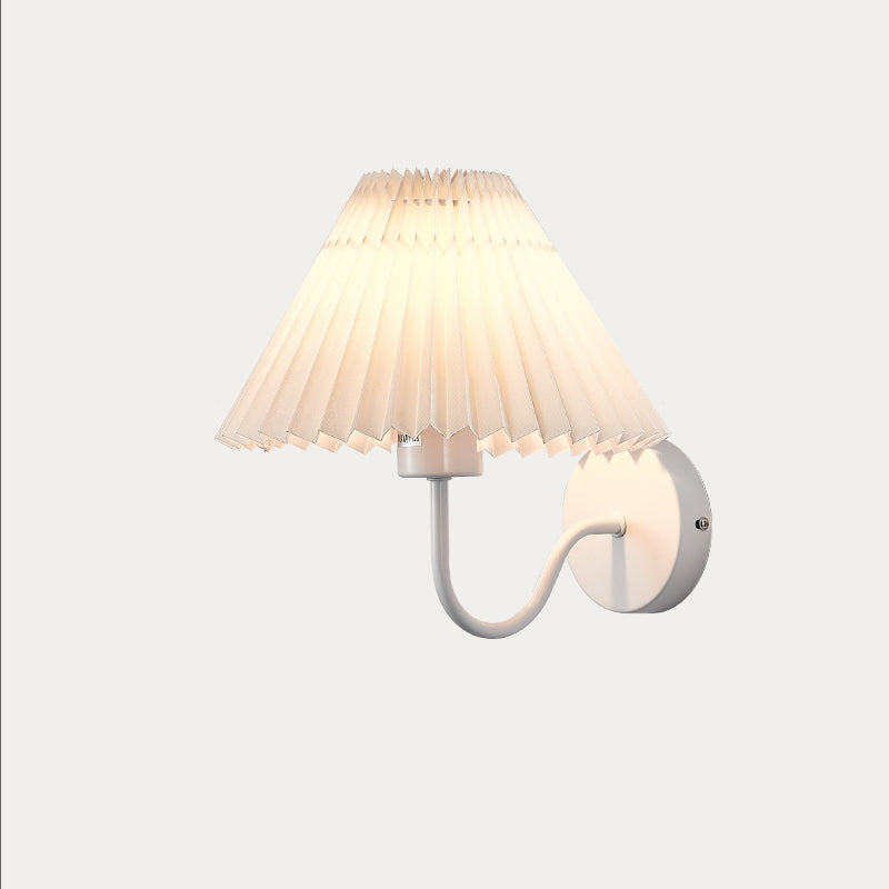 Applique murale moderne minimaliste en tissu pliant en forme de cône rond en fer avec une lumière pour chambre à coucher 