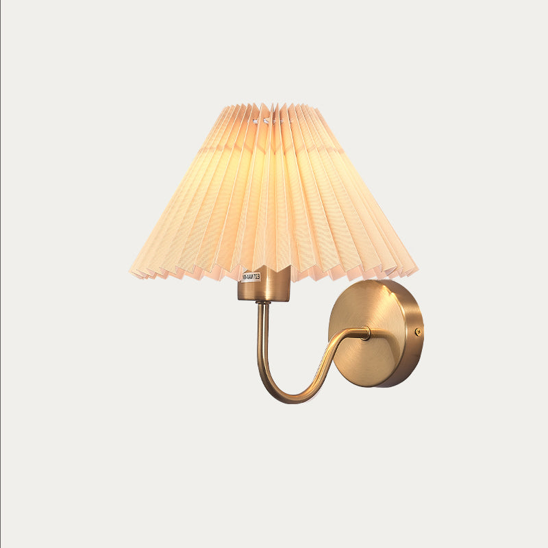 Applique murale moderne minimaliste en tissu pliant en forme de cône rond en fer avec une lumière pour chambre à coucher 