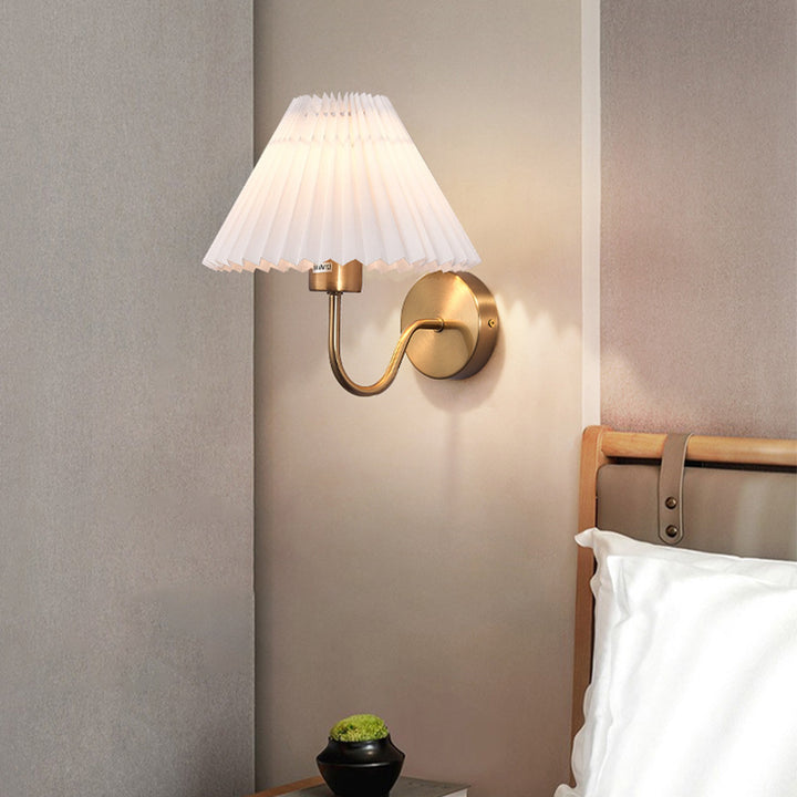 Applique murale moderne minimaliste en tissu pliant en forme de cône rond en fer avec une lumière pour chambre à coucher 