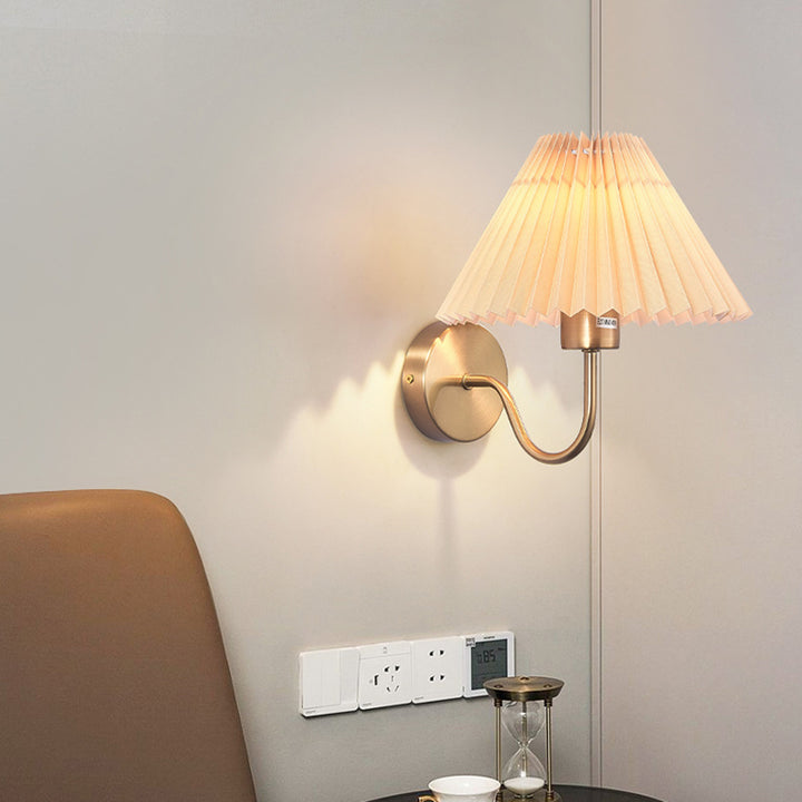 Applique murale moderne minimaliste en tissu pliant en forme de cône rond en fer avec une lumière pour chambre à coucher 