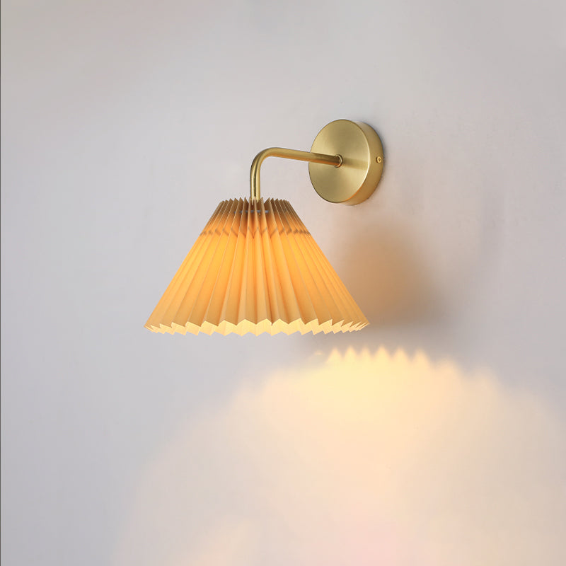 Applique murale moderne minimaliste ronde plissée en tissu de fer à 1 lumière pour chambre 