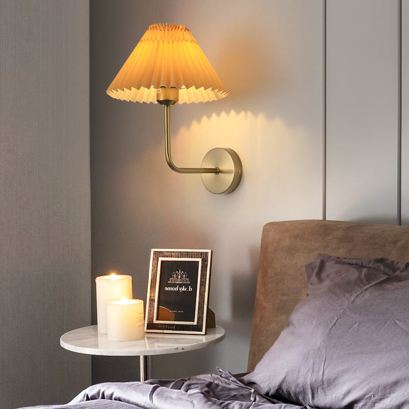 Applique murale moderne minimaliste ronde plissée en tissu de fer à 1 lumière pour chambre 