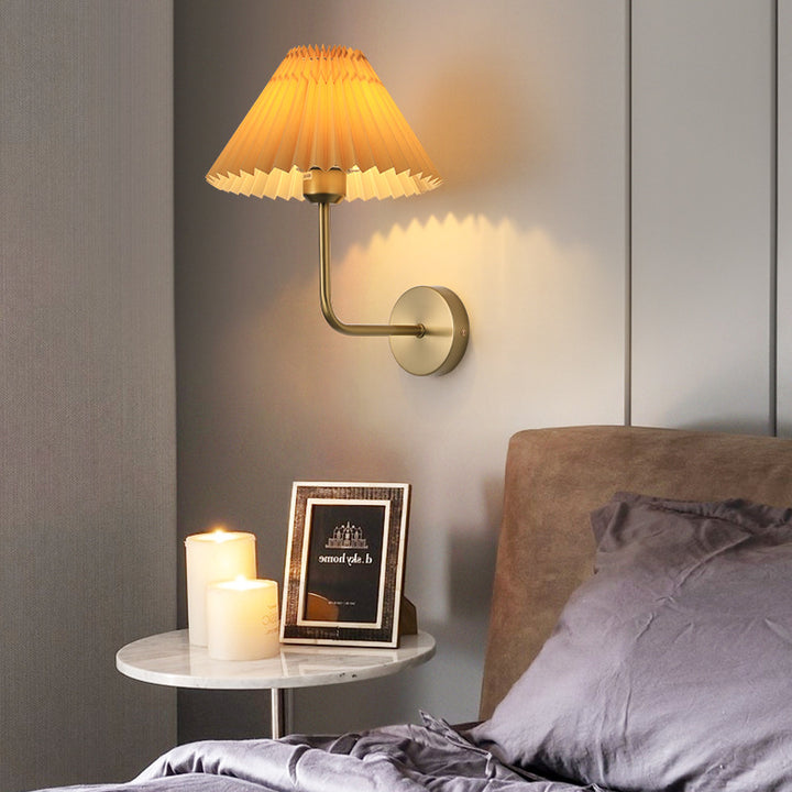 Applique murale moderne minimaliste ronde plissée en tissu de fer à 1 lumière pour chambre 