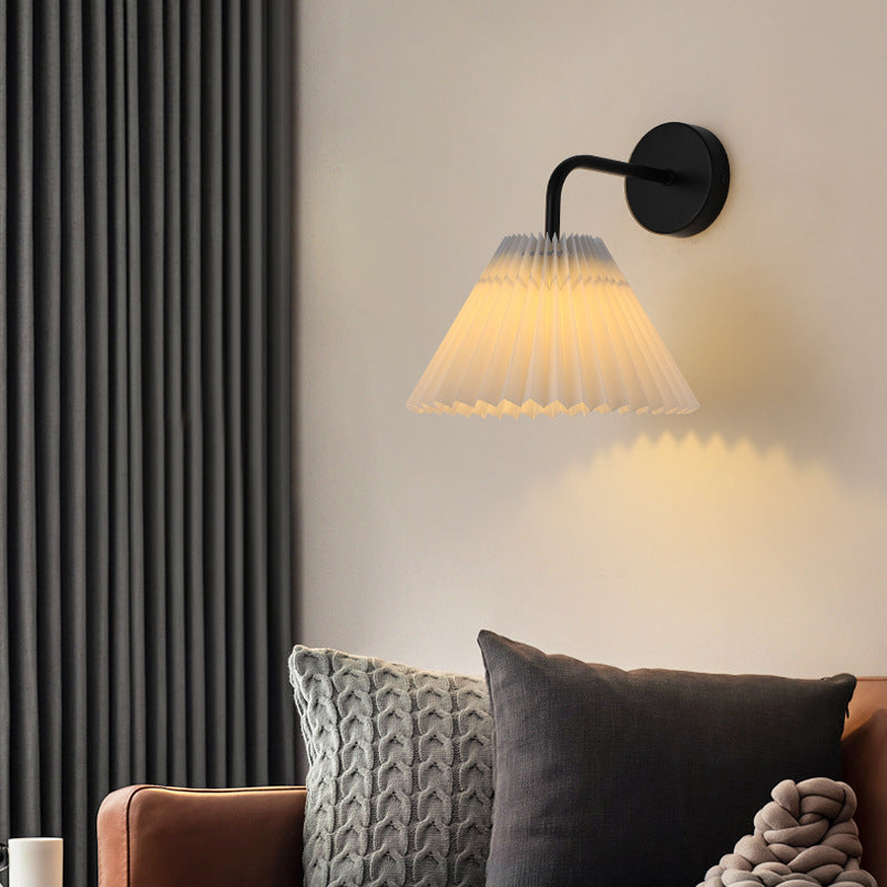 Applique murale moderne minimaliste ronde plissée en tissu de fer à 1 lumière pour chambre 