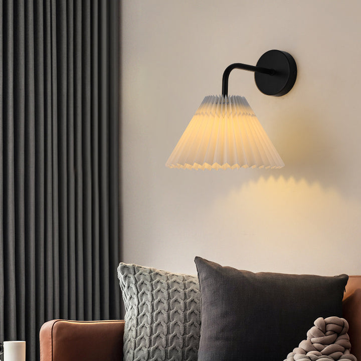 Applique murale moderne minimaliste ronde plissée en tissu de fer à 1 lumière pour chambre 