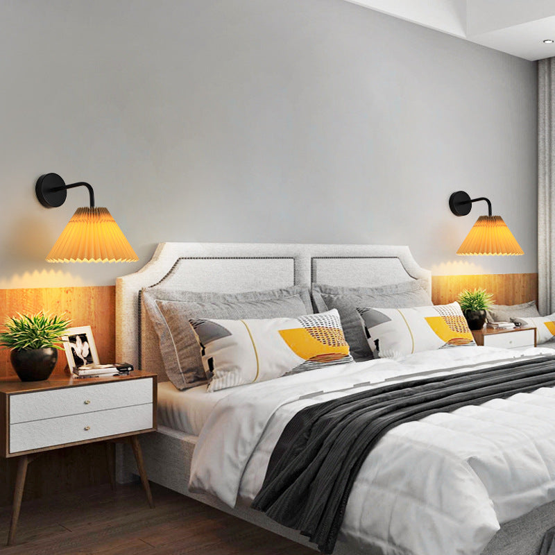 Applique murale moderne minimaliste ronde plissée en tissu de fer à 1 lumière pour chambre 
