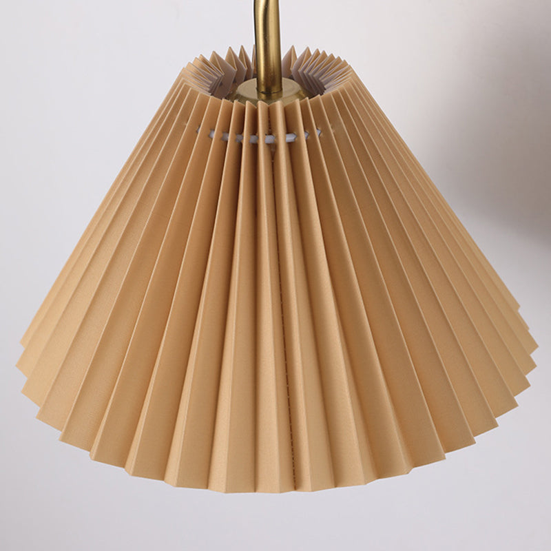 Applique murale moderne minimaliste ronde plissée en tissu de fer à 1 lumière pour chambre 