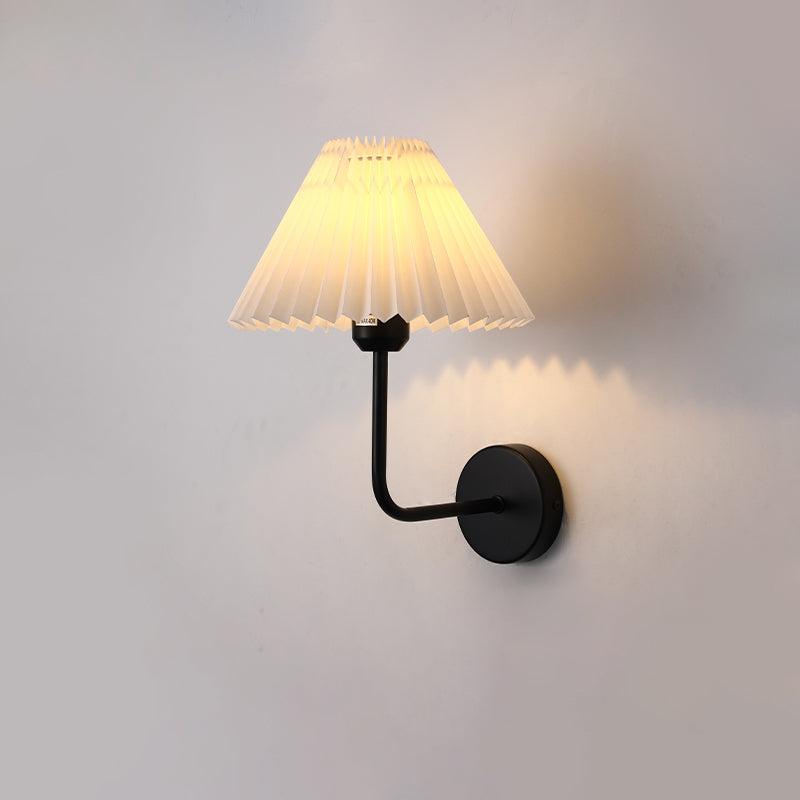 Applique murale moderne minimaliste ronde plissée en tissu de fer à 1 lumière pour chambre 