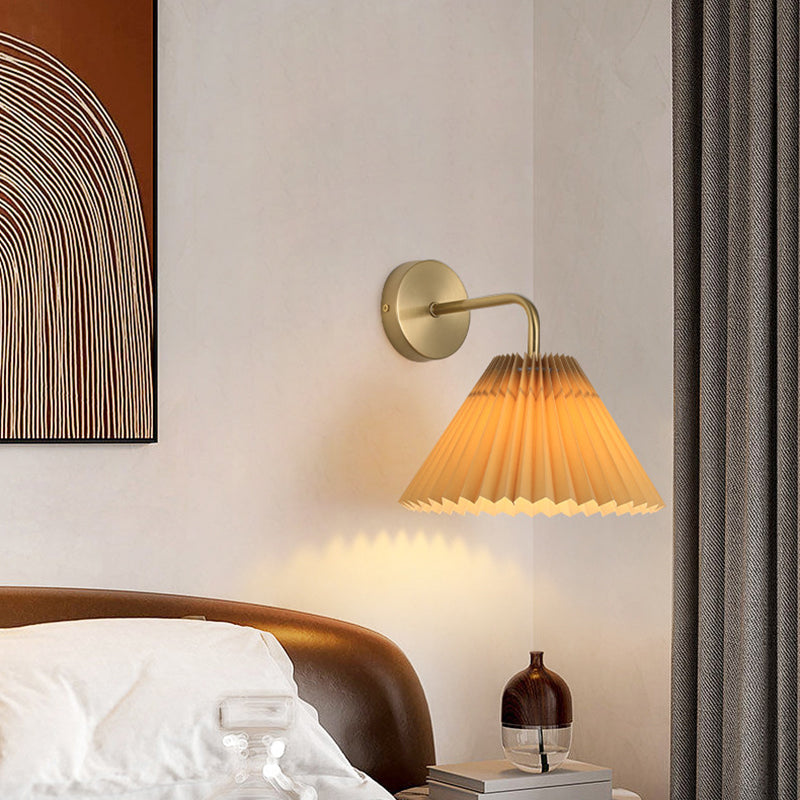 Applique murale moderne minimaliste ronde plissée en tissu de fer à 1 lumière pour chambre 