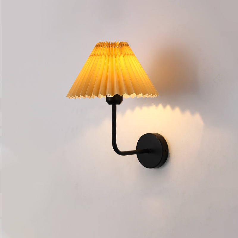 Applique murale moderne minimaliste ronde plissée en tissu de fer à 1 lumière pour chambre 
