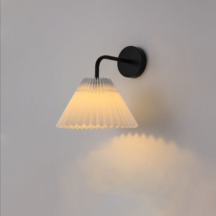 Applique murale moderne minimaliste ronde plissée en tissu de fer à 1 lumière pour chambre 