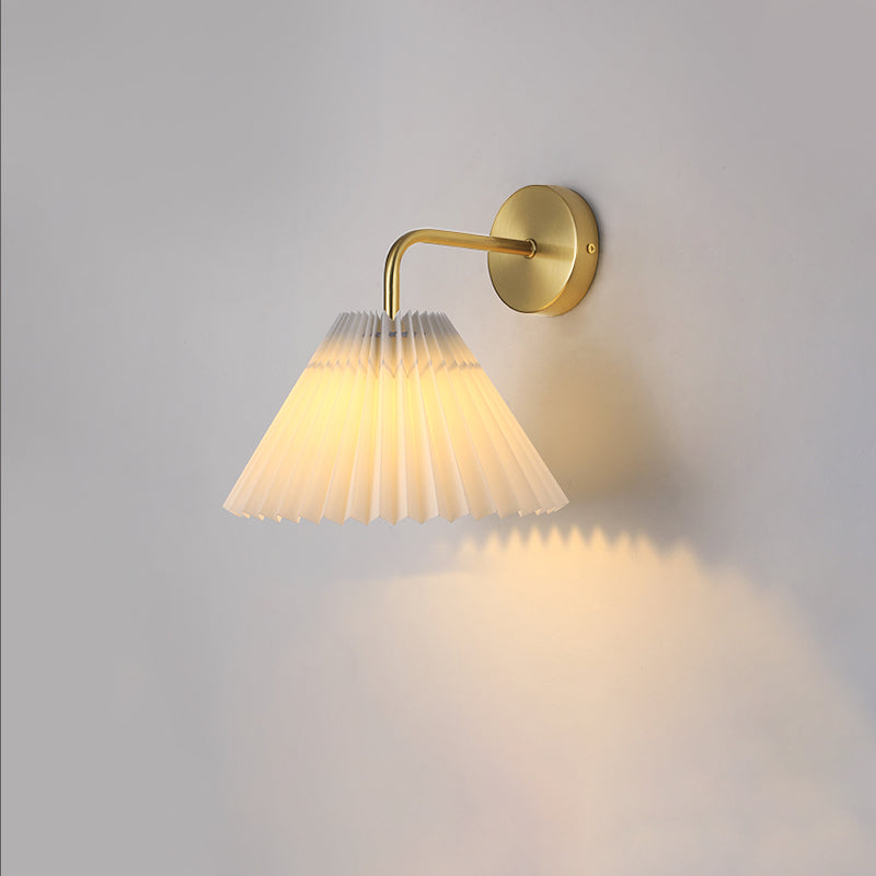 Applique murale moderne minimaliste ronde plissée en tissu de fer à 1 lumière pour chambre 