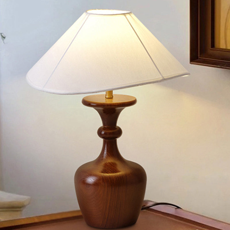 Traditionelle französische runde Vase mit Sockel aus Holz, Stoff und Eisen, 1-flammige Tischlampe für Wohnzimmer 