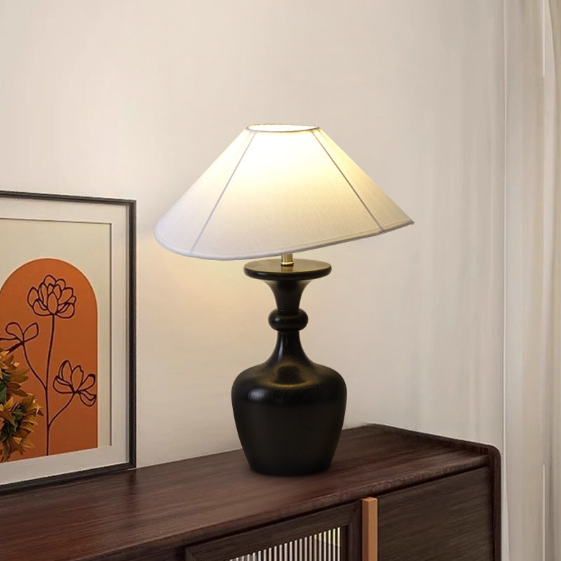 Traditionelle französische runde Vase mit Sockel aus Holz, Stoff und Eisen, 1-flammige Tischlampe für Wohnzimmer 