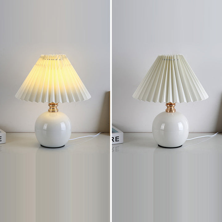 Lámpara de mesa de cerámica con base de orbe Art Deco moderno y pantalla plisada de tela de 1 luz para dormitorio 